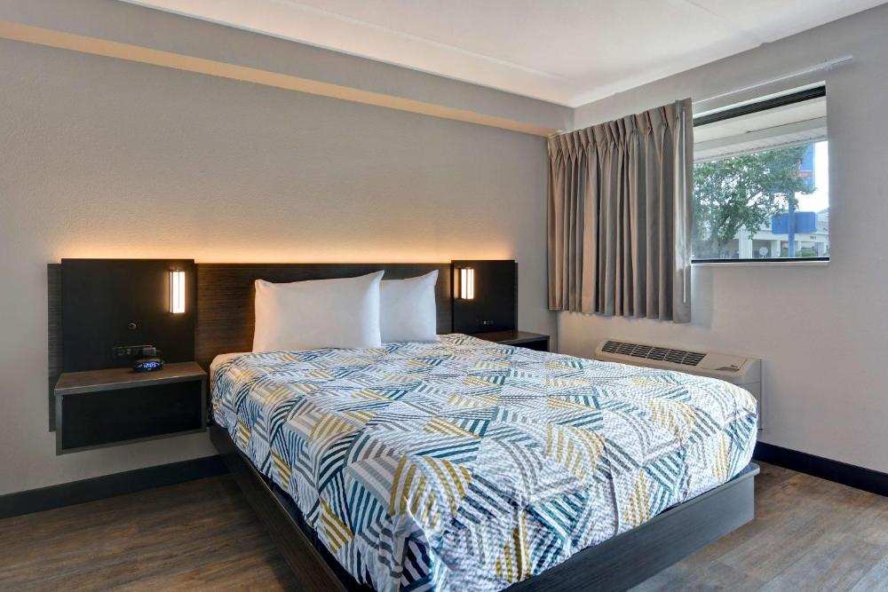 Deluxe Queen Room - Non-Smoking interior