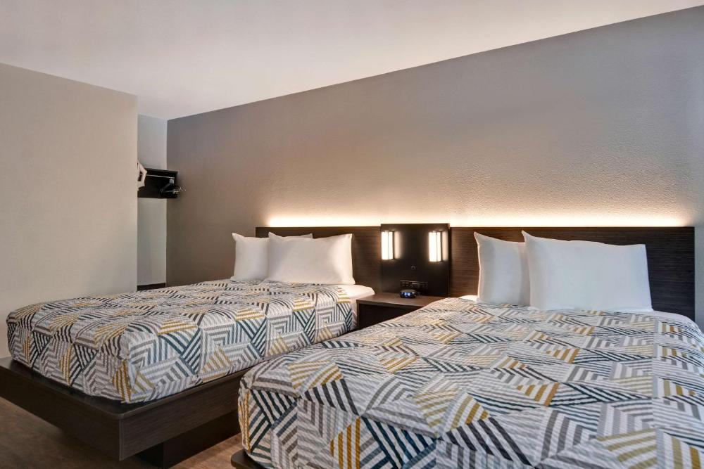 Queen Room with Two Queen Beds - Non-Smoking interior